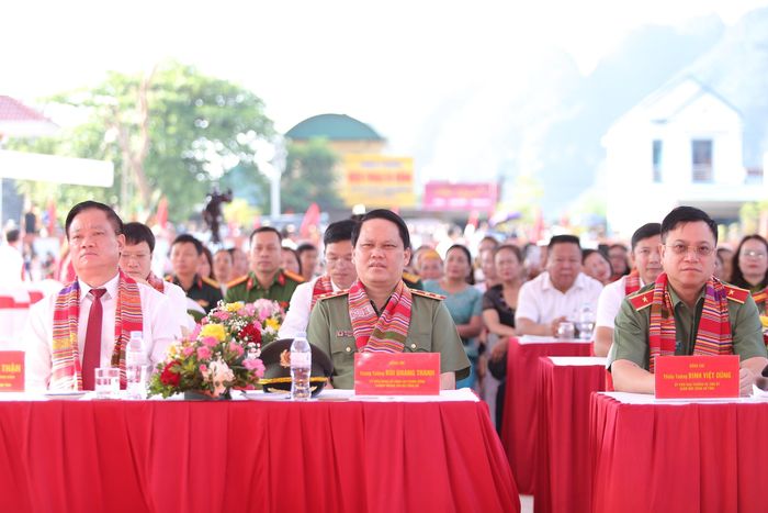 Tới dự lễ khai giảng có Trung tướng Bùi Quang Thanh, Chánh Thanh tra Bộ Công an; về phía tỉnh Nghệ An có ông Nguyễn Khắc Thận, Bí thư Tỉnh ủy; ông Võ Trọng Hải, Chủ tịch UBND tỉnh và lãnh đạo các sở ngành.