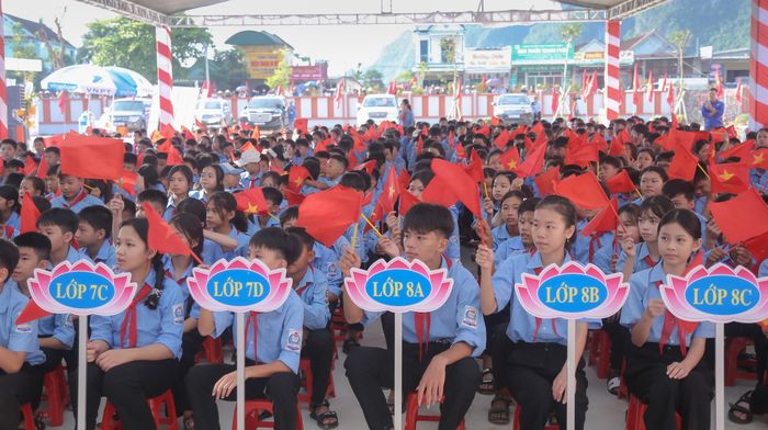 Năm học 2026 - 2027, Trường Phổ thông nội trú liên cấp Tiểu học và Trung học cơ sở Anh Sơn có gần 1.500 em học sinh. Trong đó, khối tiểu học có 811 em, còn khối THCS có 675 em học sinh. Toàn trường có 91 cán bộ, giáo viên.