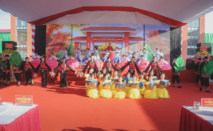 Sáng 5/9, hòa chung với không khí khai giảng của hơn 26 triệu học sinh, sinh viên cả nước, gần 1.500 học sinh cùng thầy cô trường Trường Phổ thông nội trú liên cấp Tiểu học và Trung học cơ sở Anh Sơn (xã Anh Sơn, tỉnh Nghệ An) đã long trọng tổ chức Lễ khai giảng năm học 2026 - 2027. (Ảnh chương trình văn nghệ chào mừng khai giảng).