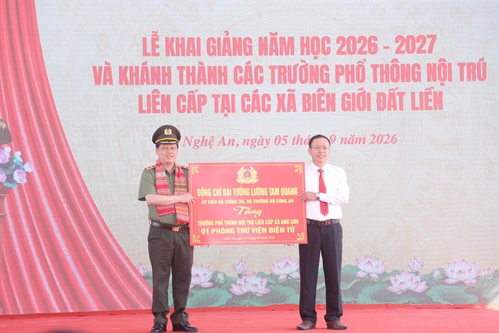 Trung tướng Bùi Quang Thanh, Chánh Thanh tra Bộ Công an cũng trao chuyển món quà của Đại tướng Lương Tam Quang, Bộ trưởng Bộ Công an cho thầy trò Trường Phổ thông nội trú liên cấp TH và THCS Anh Sơn.