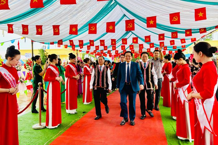 Phó thủ tướng Hố Quốc Dũng dự lễ khai giảng năm học mới tại xã biên giới Ia Puch. 