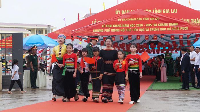Học sinh tựu trường năm học mới tại xã biên giới Ia Puch