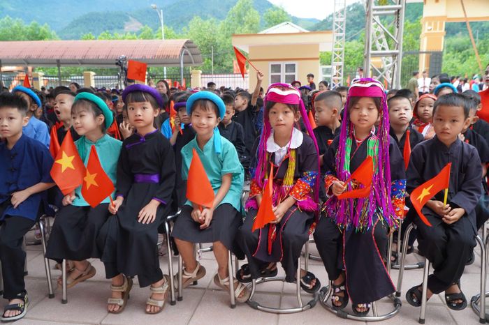 Trường Phổ thông nội trú TH&THCS Bình Liêu được thành lập trên cơ sở sáp nhập Trường Tiểu học Tình Húc và Trường Phổ thông dân tộc nội trú Bình Liêu.