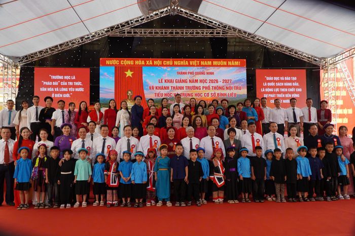 Ủy viên Bộ Chính trị, Phó Chủ tịch Thường trực Quốc hội Đỗ Văn Chiến và ông Quản Minh Cường, Ủy viên Ban Chấp hành Trung ương Đảng, Bí thư Thành ủy, Trưởng Đoàn ĐBQH thành phố Quảng Ninh cùng các đại biểu chụp ảnh lưu niệm cùng toàn thể cán bộ giáo viên và học sinh.