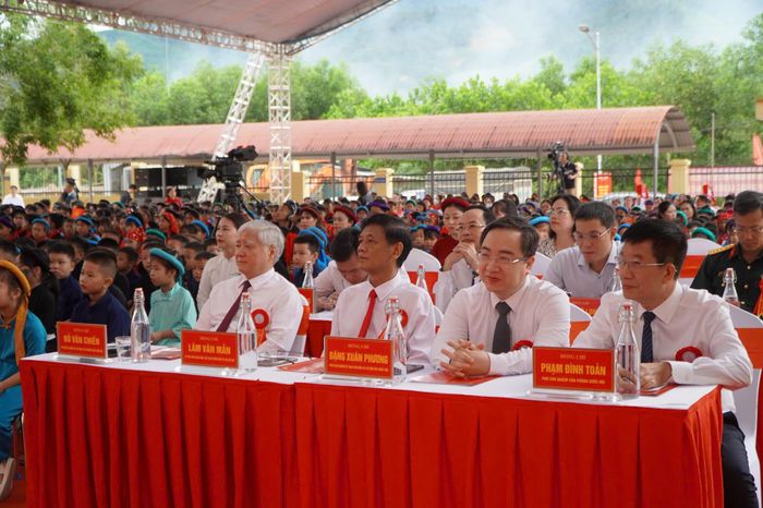 Dự lễ khai giảng và khánh thành Trường Phổ thông nội trú Tiểu học và THCS Bình Liêu có Ủy viên Bộ Chính trị, Phó Chủ tịch Thường trực Quốc hội Đỗ Văn Chiến và ông Quản Minh Cường, Ủy viên Ban Chấp hành Trung ương Đảng, Bí thư Thành ủy, Trưởng Đoàn ĐBQH thành phố Quảng Ninh cùng các đại biểu.