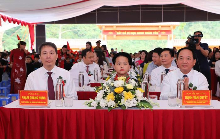 Đồng chí Trịnh Văn Quyết, Ủy viên Bộ Chính trị, Bí thư Trung ương Đảng, Trưởng Ban Tuyên giáo Trung ương dự Lễ khai giảng tại trường Phổ thông nội trú liên cấp TH và THCS Thanh Thủy.