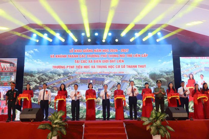 Các đại biểu cắt băng khánh thành Trường phổ thông nội trú Tiểu học và THCS Thanh Thuỷ.