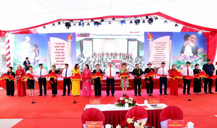 Chủ tịch UBND tỉnh Phan Huy Ngọc cắt băng khánh thành trường Phổ thông nội trú liên cấp Tiểu học và THCS Minh Tân.