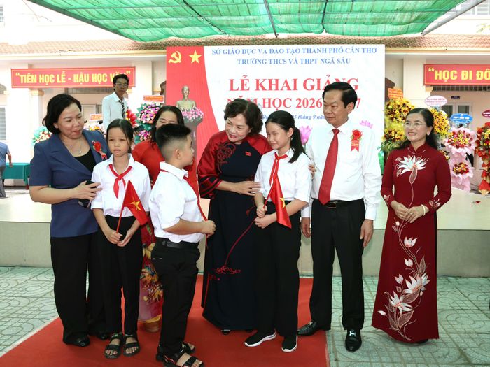 Phó Chủ tịch Quốc hội cùng lãnh đạo địa phương trò chuyện với các em học sinh nhân ngày khai giảng.