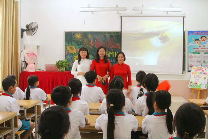 Ban giám hiệu trường Tiểu học Khai Quang kiểm tra đường truyền Lễ khai giảng trực tuyến tại các lớp học