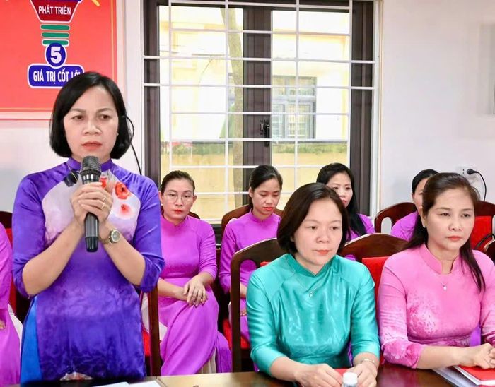 Bà Lại Thị Thanh Huyền báo cáo lãnh đạo phường mục tiêu năm học mới 2026 -2027.