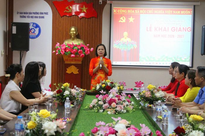 Nhà giáo Lại Thị Thanh Huyền, Bí thư Chi bộ Hiệu trưởng Trường Tiểu học Khai Quang trao đổi các nhiệm vụ trọng tâm trong năm học mới.