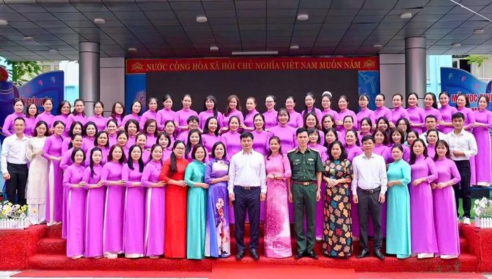 Sau sáp nhập các trường, trường tiểu học Khai Quang đoàn kết phấn đấu dạy tốt, học tốt trong các năm học tiếp theo.