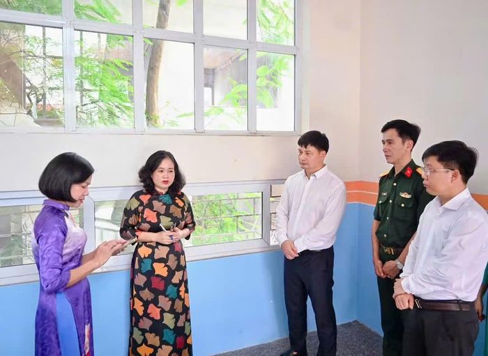 Ông Nguyễn Trung Hải, Bí thư phường Vĩnh Phúc và bà Nguyễn Thị Kim Chung, Trưởng phòng Văn hoá - Xã hội  thăm cơ sở vật chất trường Tiểu học Khai Quang.