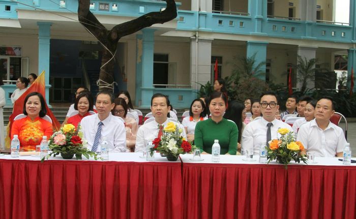 Ông Hoàng Đình Thuật, Ủy viên Ban Thường vụ, Phó chủ tịch UBND phường Vĩnh Phúc và các đại biểu dự lễ khai giảng năm học 2026 - 2027 tại trường Tiểu học Khai Quang.