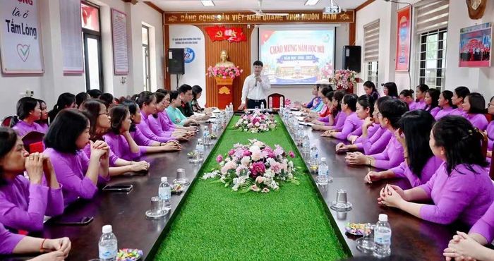 Ông Nguyễn Trung Hải, Bí thư phường Vĩnh Phúc đánh giá cao chất lượng dạy và học tại trường Tiểu học Khai Quang.