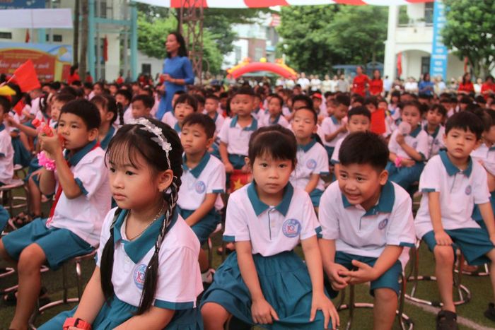 Niềm vui xen lẫn sự bỡ ngỡ của các em học sinh lớp 1 tại ngôi trường mới.