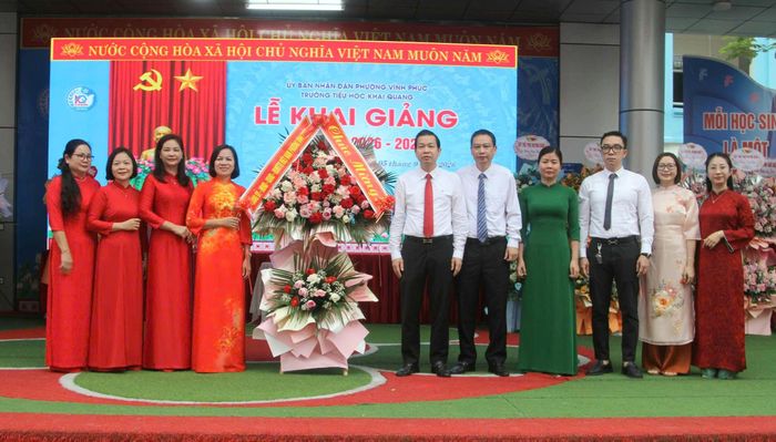Lãnh đạo phường Vĩnh Phúc tặng hoa chúc mừng Trường Tiểu học Khai Quang.