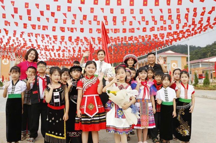 Học sinh tỉnh Điện Biên diện những bộ đồ đẹp đến trường dự lễ khai giảng năm học mới. Ảnh: Đinh GIáp 