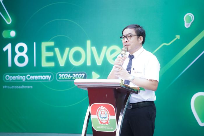 Thầy giáo Nguyễn Anh Tuấn - Hiệu trưởng Trường THCS & THPT Lê Quý Đôn đọc diễn văn tại Lễ khai giảng năm học mới 2026-2027.