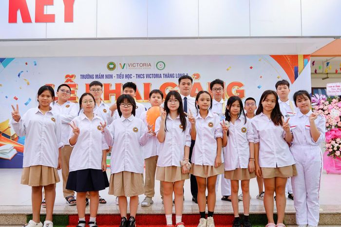 Trường Tiểu học – THCS Victoria Thăng Long 3 mở đầu năm học mới với phương châm "Kỷ luật – Kiên trì – Thành công".