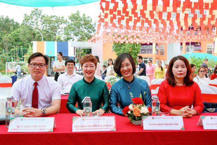 Hệ thống Trường Mầm non – Tiểu học – THCS Victoria Thăng Long 3 tổ chức Lễ khai giảng năm học 2026–2027 có sự hiện diện của PGS.TS Nguyễn Thị Ngân Hoa – Chủ tịch Hội đồng Giáo dục, Giám đốc điều hành Hệ thống Giáo dục Victoria Thăng Long (thứ 2 từ phải qua) cùng nhà giáo Nguyễn Thị Vĩnh Hà, cô Khúc Thị Chang và thầy Đặng Việt Hùng. 