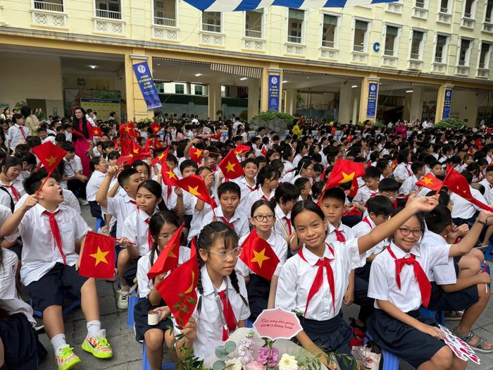 Những khoảnh khắc đầu tiên của học sinh Trường THCS Trưng Vương trong năm học mới.