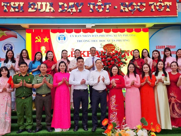 Thầy cô và học sinh Trường Tiểu học Xuân Phương dự lễ khai giảng năm học 2026-2027.