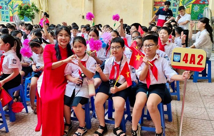 Không khí lễ khai giảng tại Trường Tiểu học Lê Ngọc Hân.
