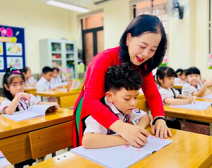 Từ sân trường đến lớp học, học sinh Trường tiểu học Thăng Long bắt đầu hành trình mới.