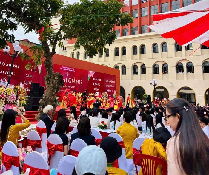 Trường THPT Việt Đức (phường Cửa Nam).