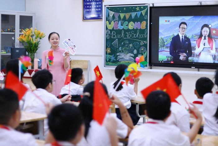 Thầy cô và học sinh Trường THCS Bắc Từ Liêm cùng tạo nên những khoảnh khắc đầu tiên của năm học mới.