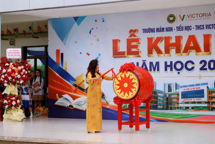 Nghi thức đánh trống khai trường do ThS. Trần Thị Thuý, Bí thư Chi bộ, Hiệu trưởng Trường Tiểu học – THCS Victoria Thăng Long 3.