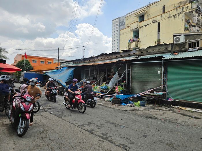 Dãy ki ốt bán rau nơi xảy ra vụ cháy khiến một người tử vong.