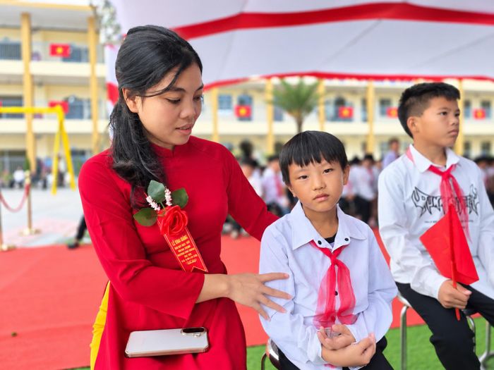 Cô giáo Trần Thị Thủy động viên em Cảnh trong ngày khai giảng 5/9.