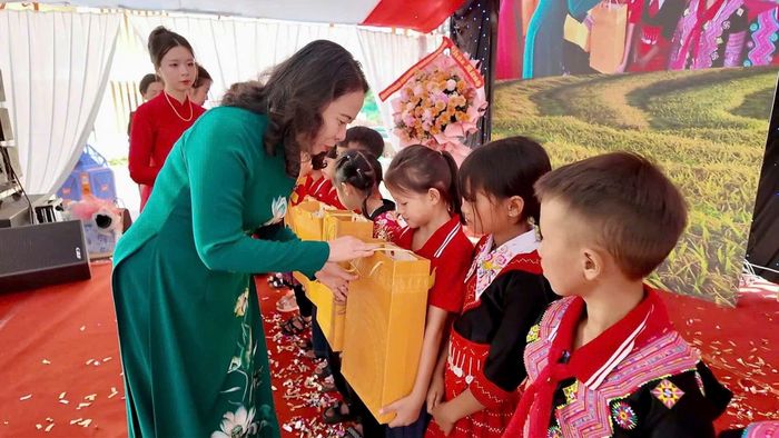 Phó Chủ tịch nước Võ Thị Ánh Xuân trao quà cho học sinh có hoàn cảnh khó khăn, vươn lên trong học tập.
