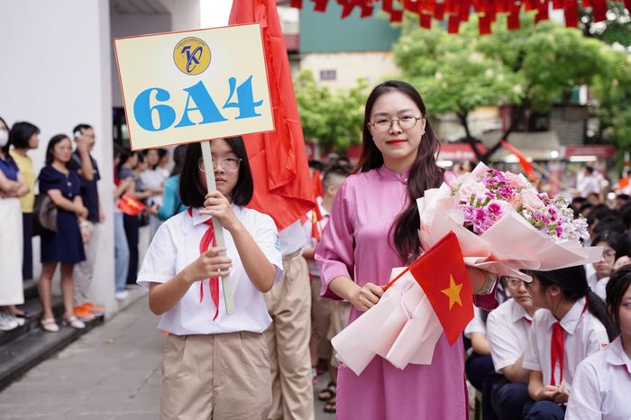 ''Hôm nay thực sự là một ngày đặc biệt, không chỉ với các em học sinh và thầy cô giáo mà với cả ngành giáo dục. Nhìn các em háo hức, tôi vừa vui vừa thấy mình có thêm một trách nhiệm mới. Hy vọng trong năm học này, cô trò lớp 6A4 sẽ có thật nhiều kỷ niệm đẹp”, cô giáo Đặng Nga trường THCS Khương Thượng chia sẻ.