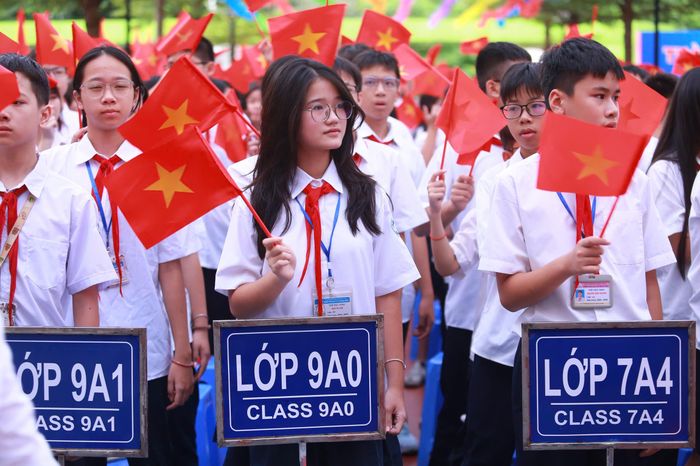 Trường Trung học cơ sở Trần Duy Hưng là một trong 2 điểm cầu chính của thành phố Hà Nội kết nối trực tuyến với điểm cầu trung tâm tại Trường Phổ thông Nội trú Tiểu học và THCS Mường Khương, tỉnh Lào Cai