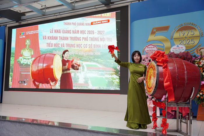Cô Bùi Thị Hồng Thủy - Hiệu trưởng trường THCS Khương Thượng.