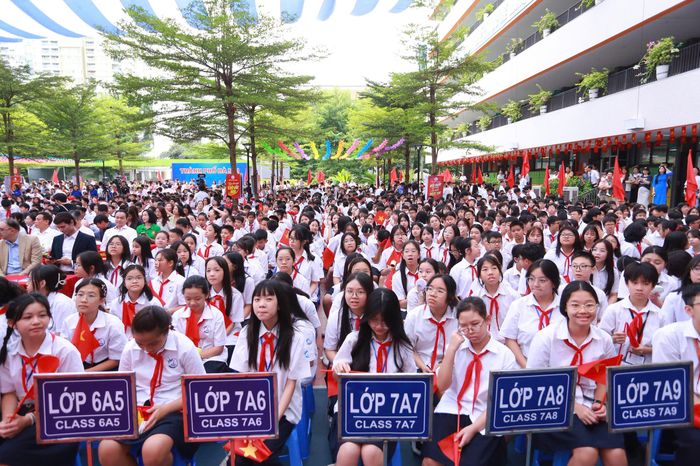 Là một trong những điểm sáng của ngành Giáo dục và Đào tạo Hà Nội, trường Trung học cơ sở Trần Duy Hưng xác định tiếp tục đoàn kết, xây dựng trường trở thành môi trường giáo dục chất lượng, nhân văn, hạnh phúc; góp phần đào tạo những thế hệ học sinh có tri thức, bản lĩnh, khát vọng và trách nhiệm với Thủ đô, đất nước