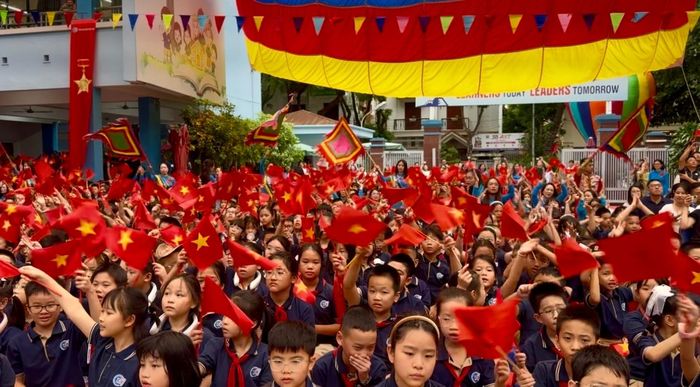 Hình ảnh rực rỡ cờ hoa trong buổi Lễ khai giảng của trường THCS Đoàn Thị Điểm (phường Từ Liêm).
