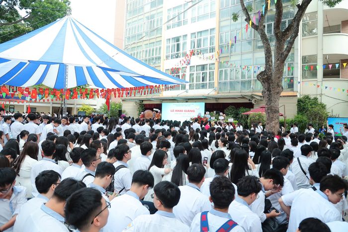 Buổi Lễ khai giảng của trường THPT Kim Liên diễn ra trong không khí vui tươi, phấn khởi.