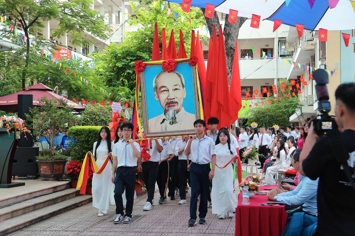Rước ảnh Bác Hồ trong lễ khai giảng là nghi thức trang nghiêm thể hiện lòng kính yêu và tưởng nhớ Chủ tịch Hồ Chí Minh của trường THPT Kim Liên (phường Kim Liên)  trong ngày đầu năm học mới.