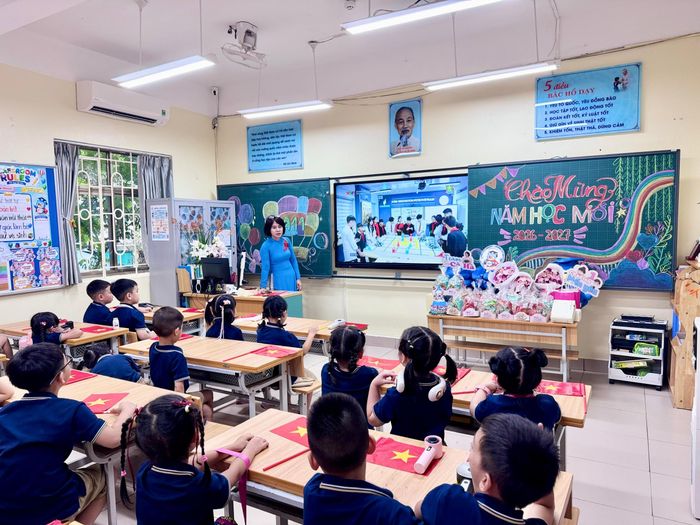 Các em học sinh lớp 1A11 trường THCS Đoàn Thị Điểm chăm chú theo dõi khai giảng trực tuyến điểm cầu Trường Phổ thông nội trú Mường Khương, tỉnh Lào Cai.