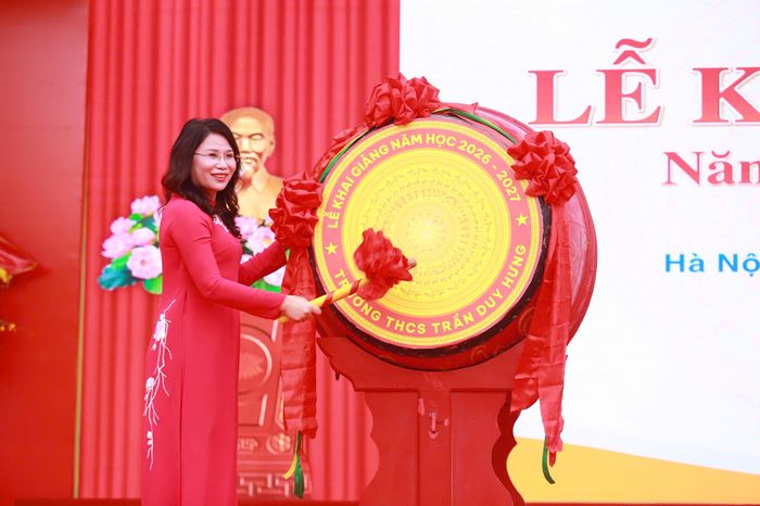 Nhà giáo Lê Kim Anh, Hiệu trưởng Trường Trung học cơ sở Trần Duy Hưng đánh trống khai giảng cùng với Điểm cầu trung tâm
