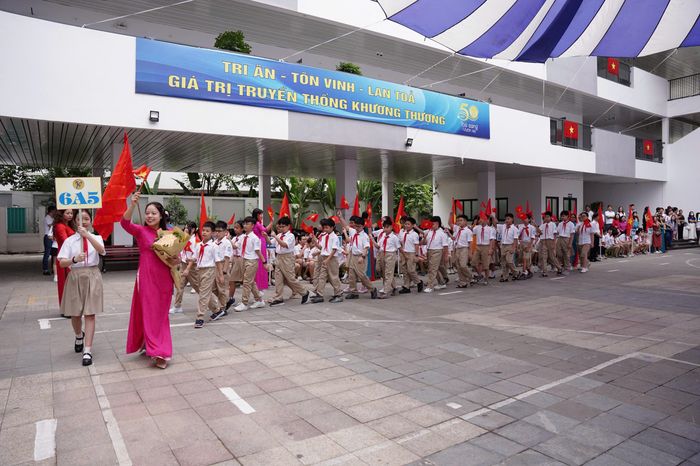 Trường THCS Khương Thượng mới được thành lập trên cơ sở sáp nhập 3 trường gồm: Trường THCS Khương Thượng, Trường THCS Phương Mai và Trường THCS Tam Khương.