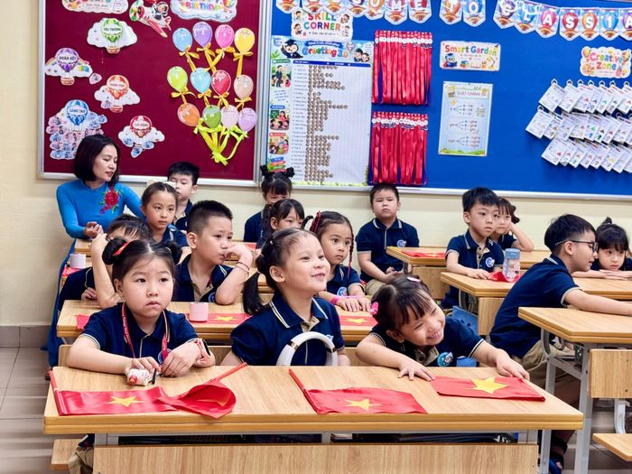Thầy trò cả nước dự khai giảng trực tuyến kết hợp trực tiếp, bắt đầu năm học mới, khi ngành giáo dục quyết tâm "Đổi mới tư duy - Chuyển biến mạnh mẽ - Kết quả thực chất".