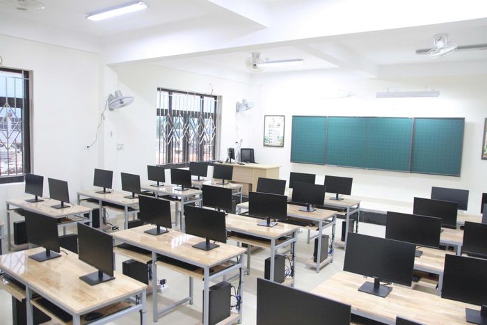 Theo đó, công trình có quy mô lớn, được đầu tư đồng bộ với hệ thống cơ sở vật chất phục vụ dạy học, tổ chức các hoạt động giáo dục và sinh hoạt nội trú, với tổng mức đầu tư cả hai công trình hơn 418 tỷ đồng. Công trình hoàn thành đáp ứng yêu cầu học tập, rèn luyện và sinh hoạt của học sinh, nhất là học sinh vùng đồng bào dân tộc thiểu số và miền núi.
