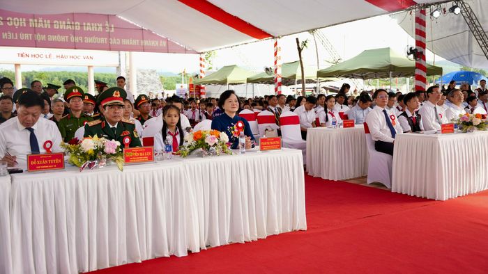 Hòa chung không khí cả nước tổ chức Lễ Khai giảng năm học 2026 - 2027 và khánh thành các trường phổ thông nội trú liên cấp tại các xã biên giới đất liền, TP Huế tổ chức Lễ khánh thành, đưa vào sử dụng Trường Phổ thông nội trú tiểu học và trung học cơ sở A Lưới 3 và A Lưới 4.