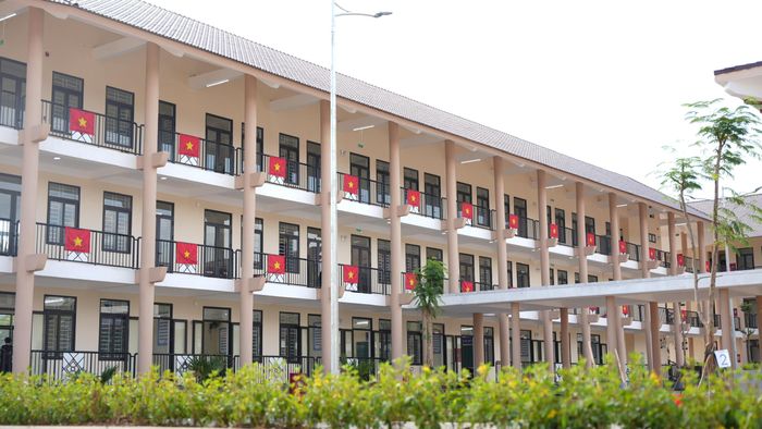 Trong đó, trường nội trú xã A Lưới 3, có tổng mức đầu tư 178 tỷ đồng và trường liên cấp A Lưới 4, có tổng mức đầu tư hơn 240 tỷ đồng. Cả hai công trình đến nay đã hoàn thành, khang trang, hiện đại, sẵn sàng đón học sinh bước vào năm học mới.